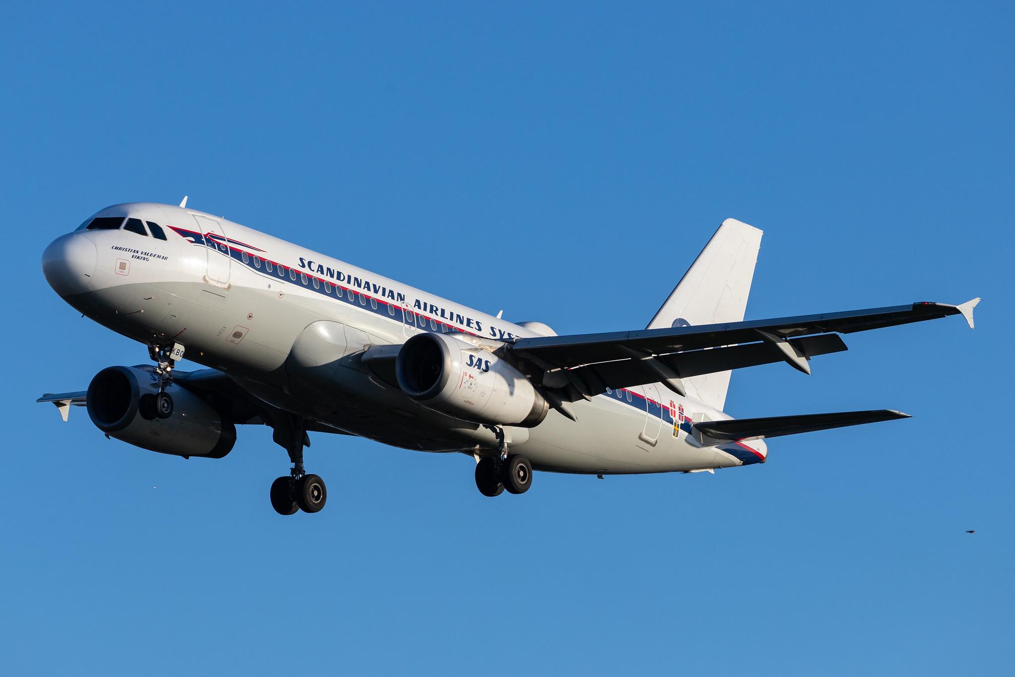 London Heathrow Airport: SAS (SK / SAS) |  Livery: Retro Livery |  Airbus A319-132 A319 | OY-KBO | MSN 2850