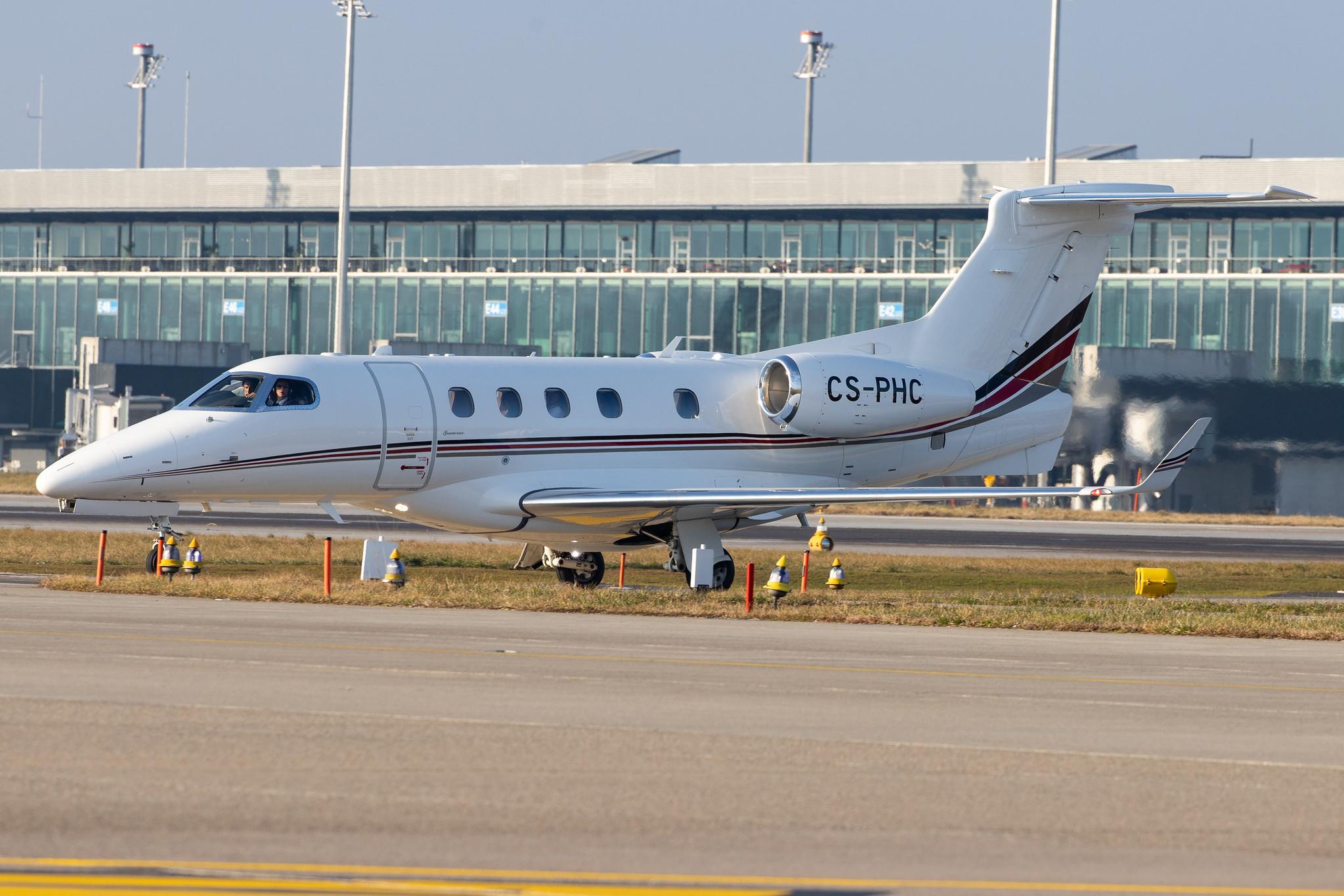Flughafen Zürich: Netjets Europe (/ NJE) | Operator: NetJets |  Embraer Phenom 300 E55P | CS-PHC | MSN 50500214