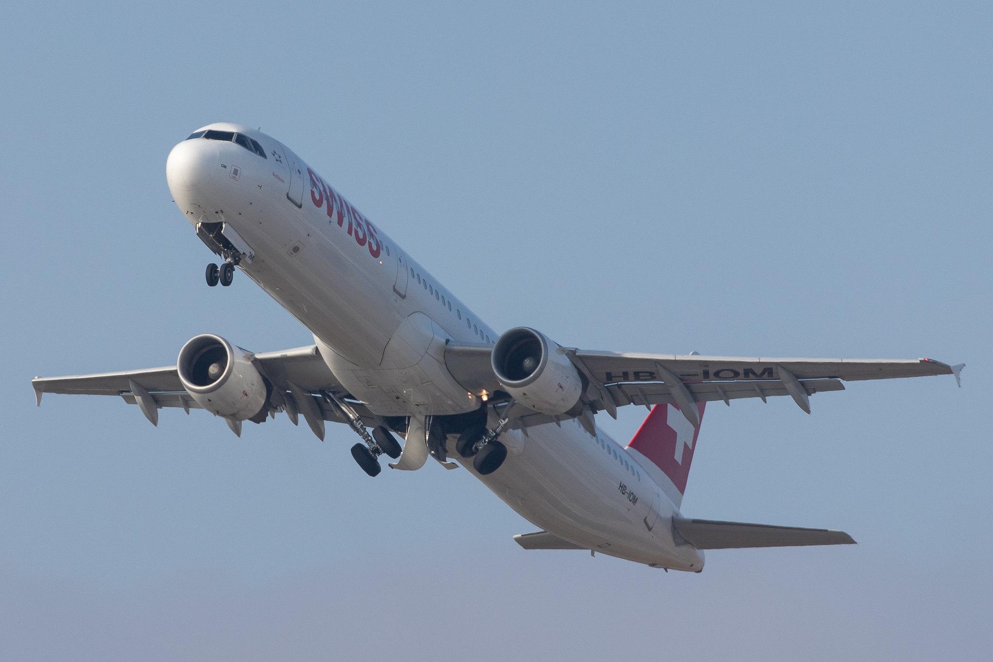 Flughafen Zürich: Swiss (LX / SWR) |  Airbus A321-212 A321 | HB-IOM | MSN 4534