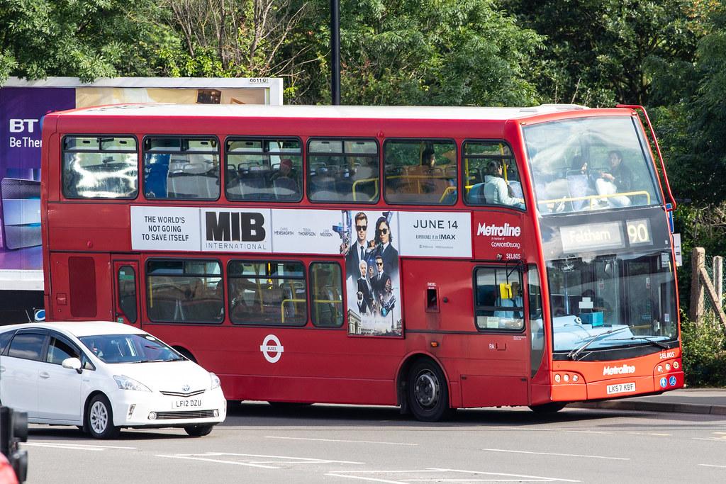 London Heathrow Airport: Rote Doppeldecker Busse |