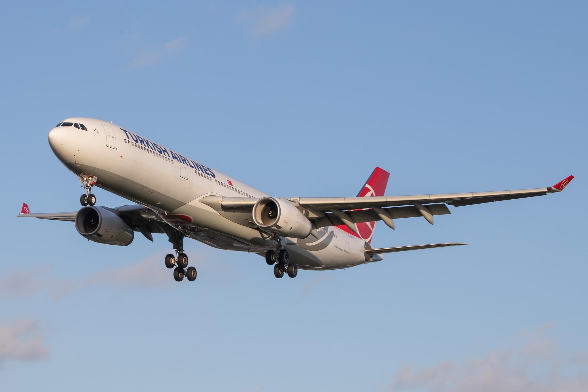 London Heathrow Airport: Turkish Airlines (TK / THY) |  Airbus A330-343 A333 | TC-LOC | MSN 1542