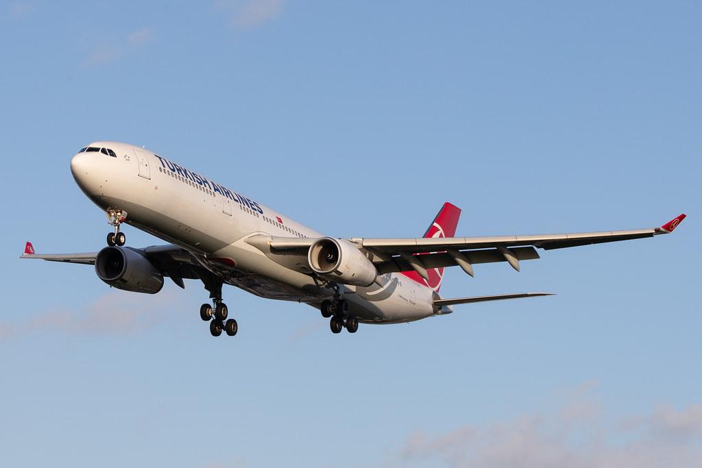 London Heathrow Airport: Turkish Airlines (TK / THY) |  Airbus A330-343 A333 | TC-LOC | MSN 1542