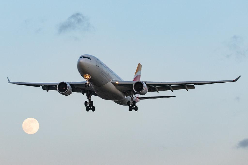 London Heathrow Airport: Iberia (IB / IBE) |  Airbus A330-202 A332 | EC-MLP | MSN 1740