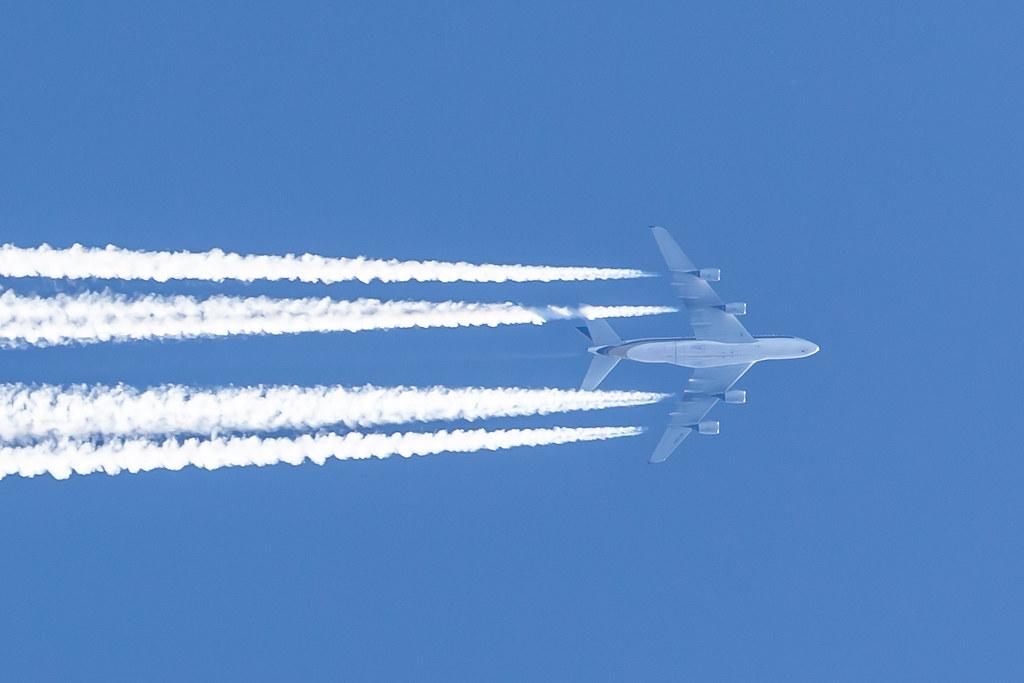 Hamburg Airport: Airbus A380 im Überflug