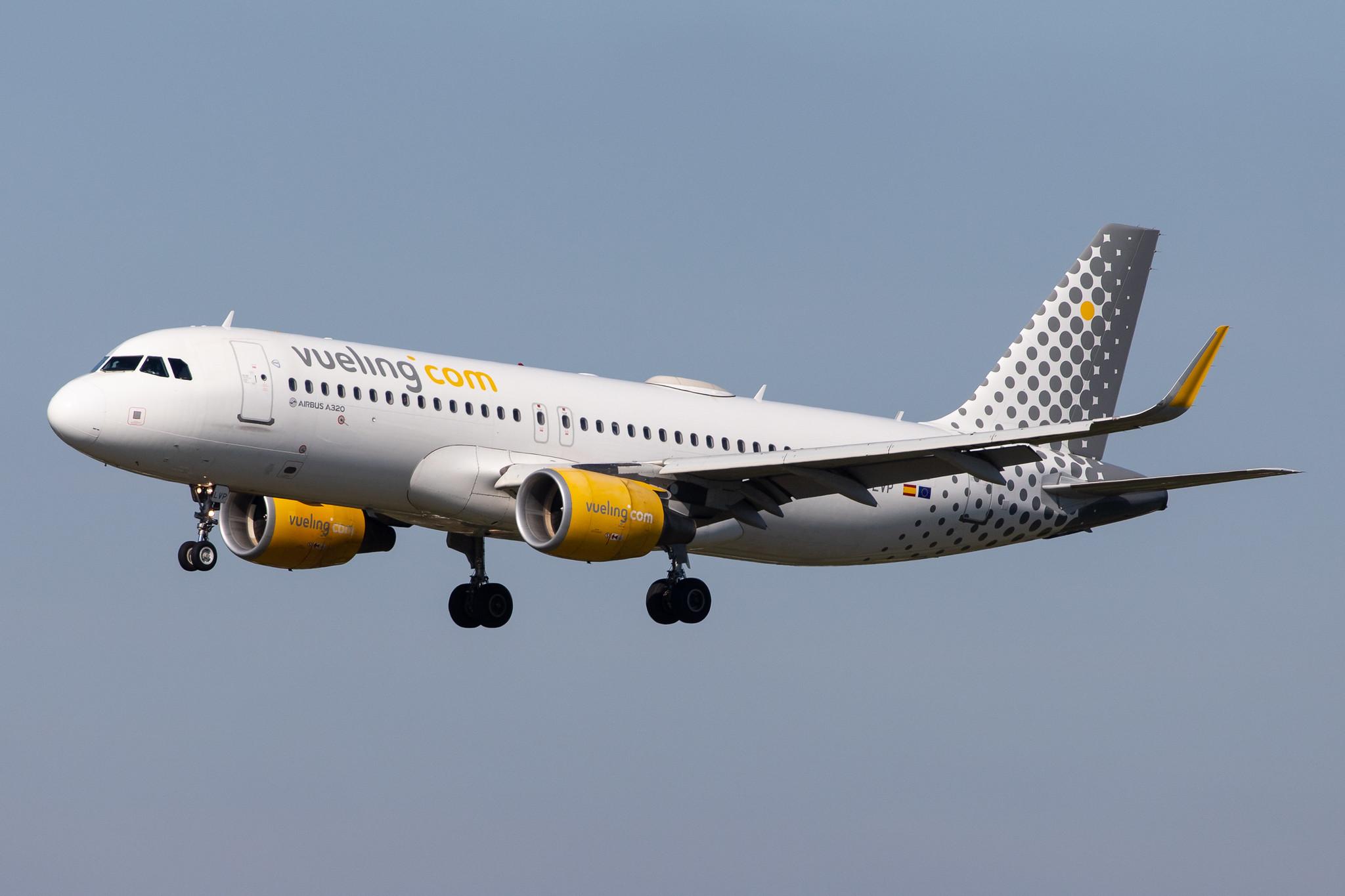 Hamburg Airport: Vueling (VY / VLG) |  Airbus A320-214 A320 | EC-LVP | MSN 5587