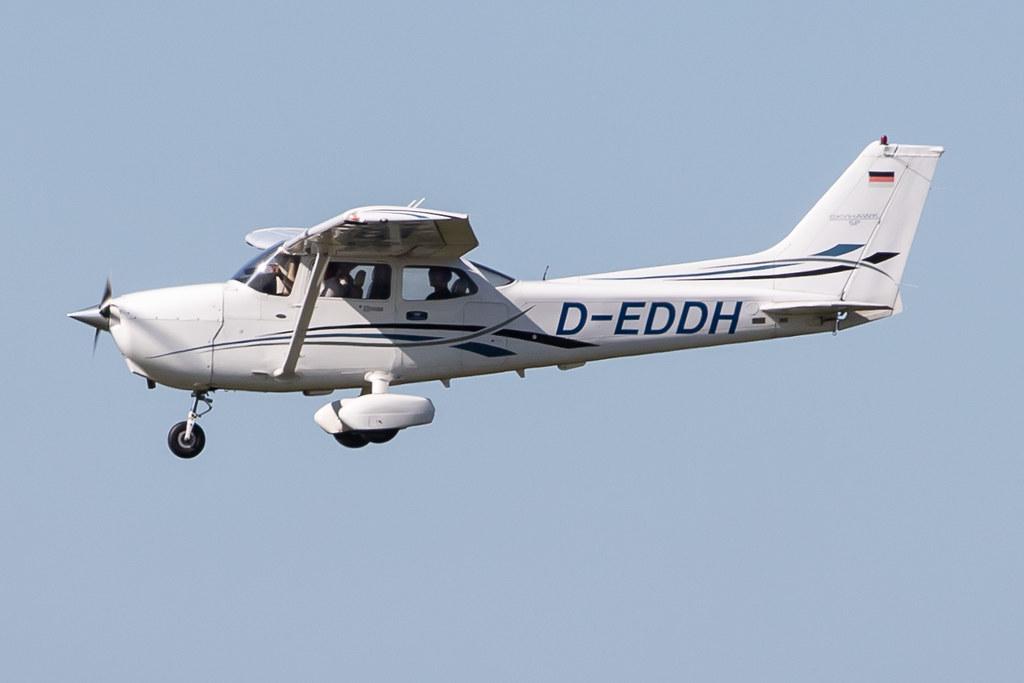 Hamburg Airport: Flugschule Hamburg |  Cessna 172SP Skyhawk C172 | D-EDDH | MSN 172S-10393