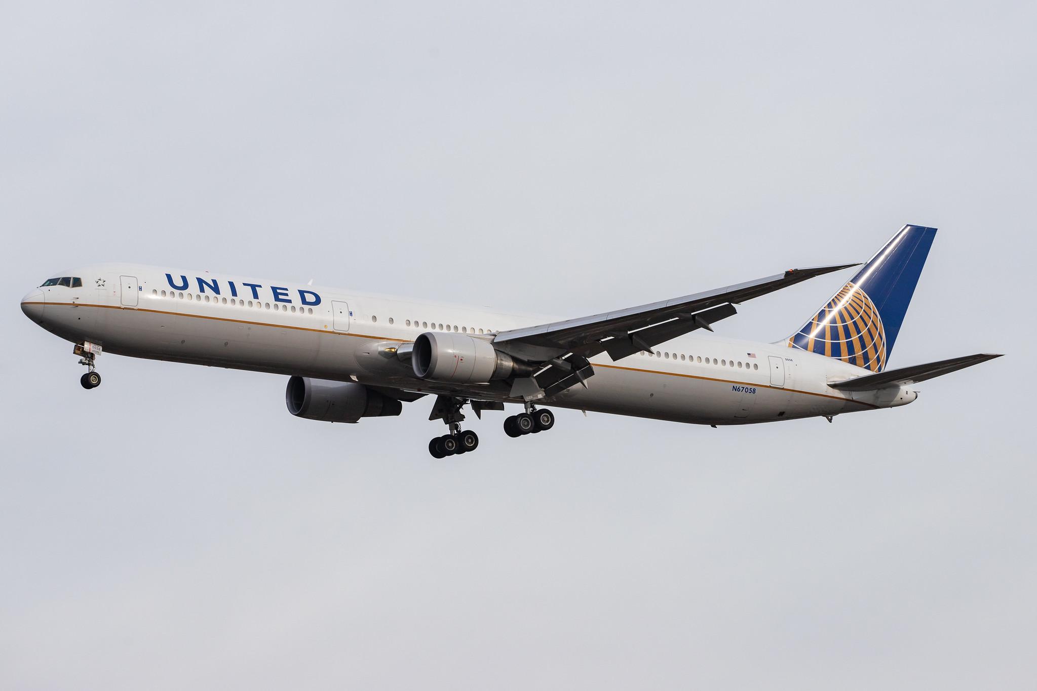 London Heathrow Airport: United Airlines (UA / UAL) |  Boeing 767-424(ER) B764 | N67058 | MSN 29453