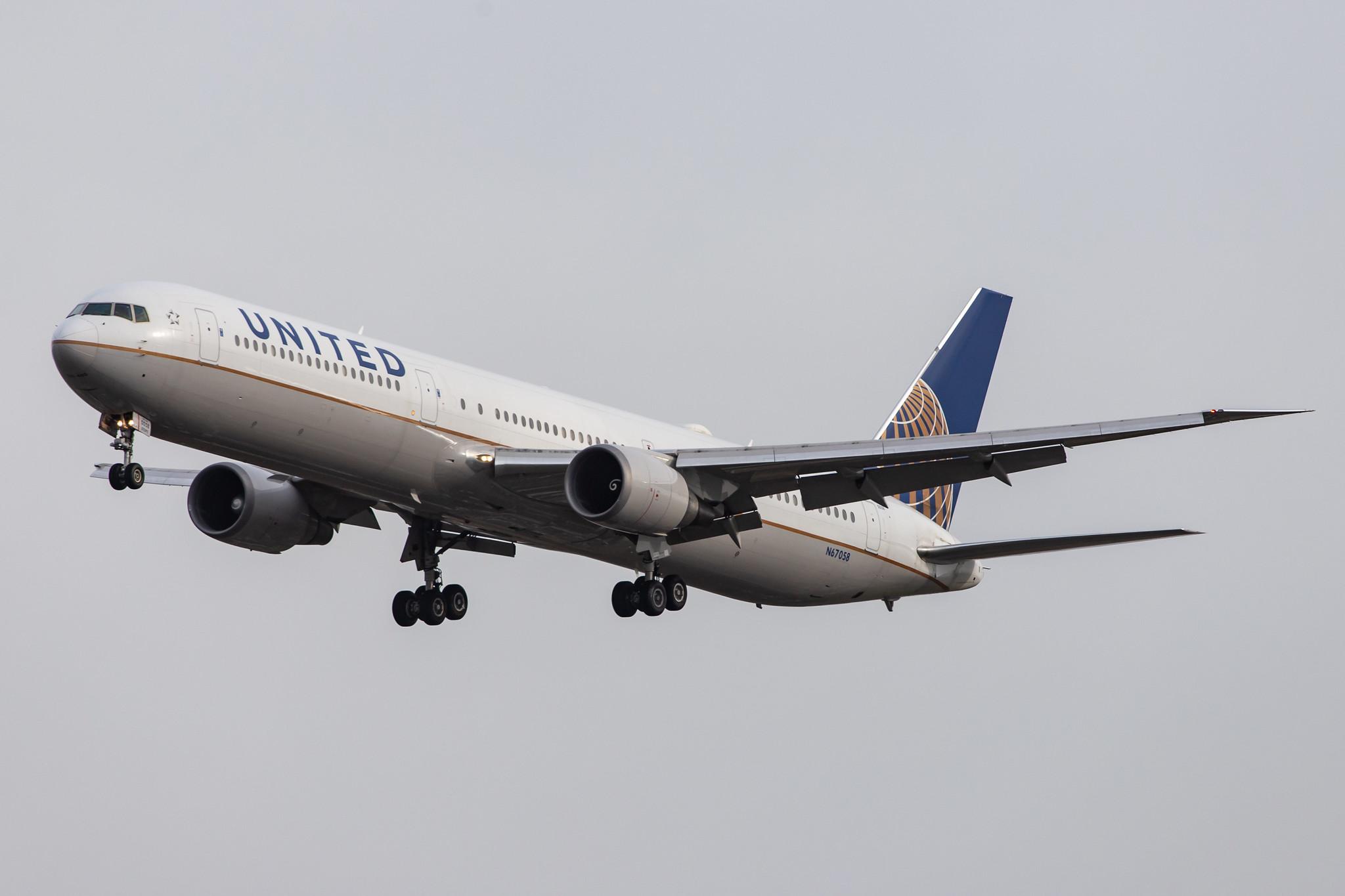 London Heathrow Airport: United Airlines (UA / UAL) |  Boeing 767-424(ER) B764 | N67058 | MSN 29453