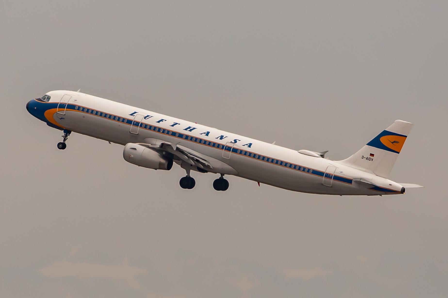 Munich Airport: Lufthansa (LH / DLH) |  Livery: Retro livery |  Airbus A321-231 A321 | D-AIDV | MSN 5413