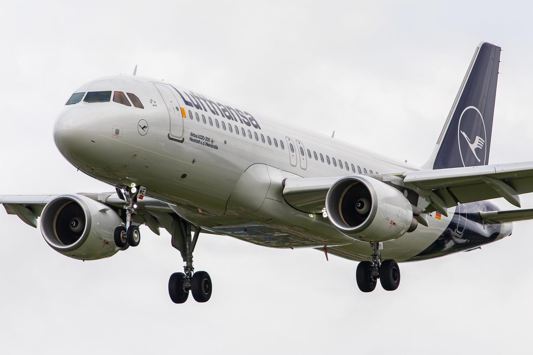 London Heathrow Airport: Lufthansa (LH / DLH) |  Airbus A320-214 A320 | D-AIWE | MSN 8680