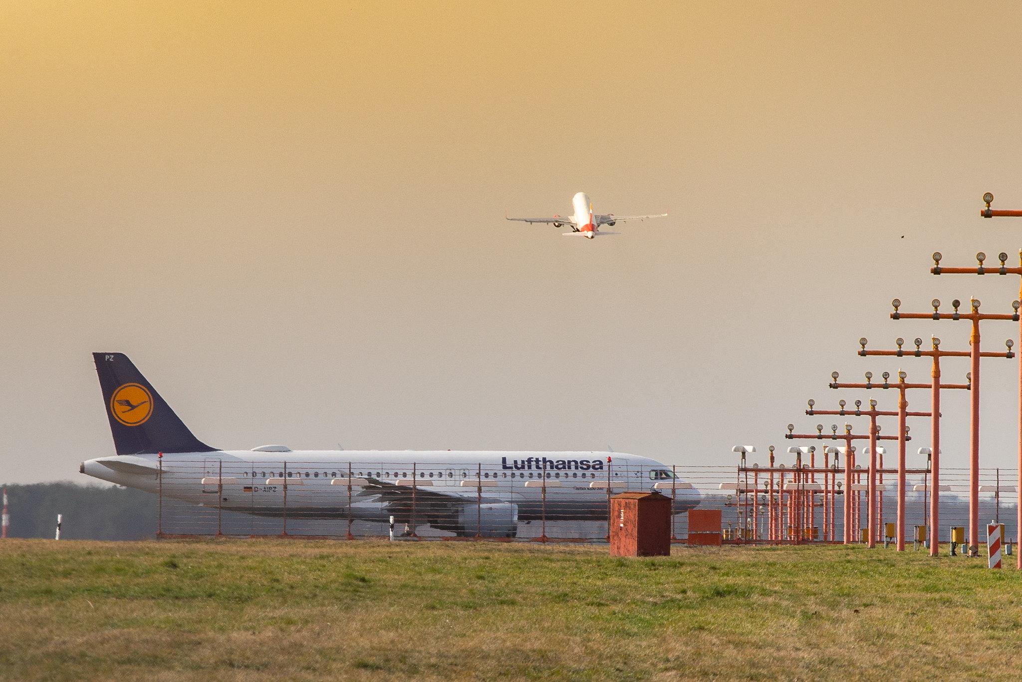 Flughafen Berlin Tegel (TXL): Lufthansa (LH / DLH) |  Airbus A320-211 A320 | D-AIPZ | MSN 0162