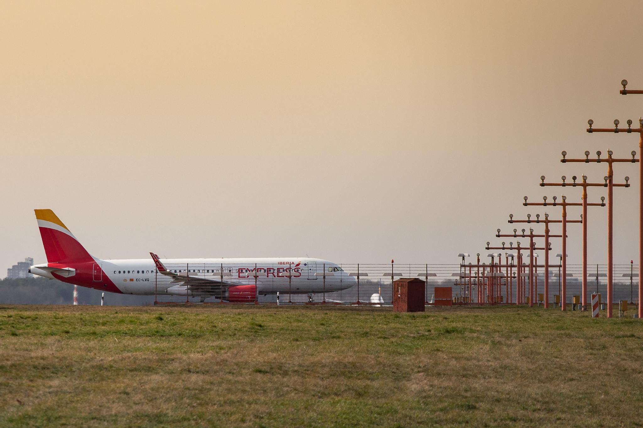 Flughafen Berlin Tegel (TXL): Iberia Express (I2 / IBS) |  Airbus A320-216 A320 | EC-LVQ | MSN 5590