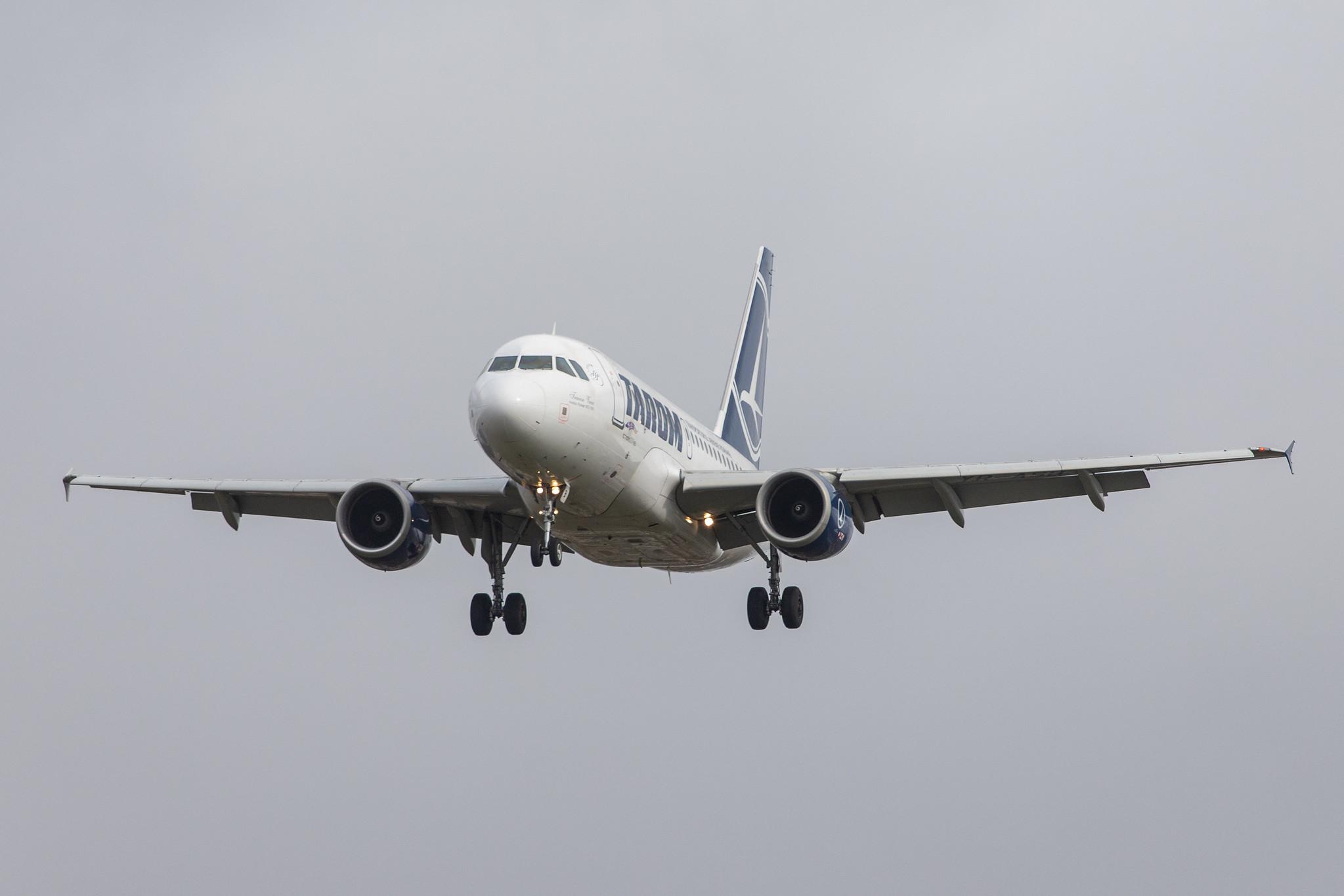 London Heathrow Airport: Tarom (RO / ROT) |  Airbus A318-111 A318 | YR-ASB | MSN 2955