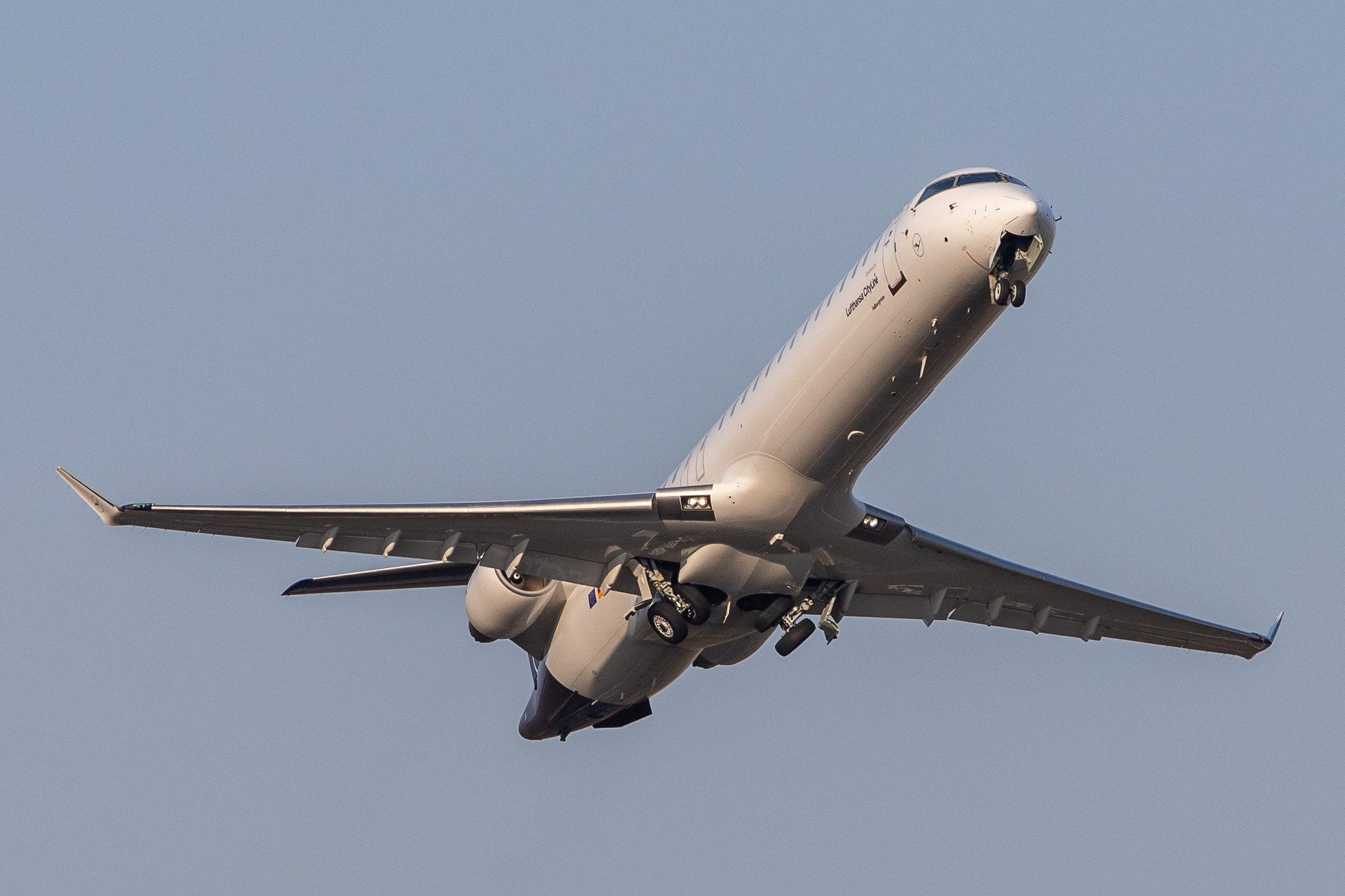 Hamburg Airport: Lufthansa (LH / DLH) | Operator: Lufthansa CityLine |  Bombardier CRJ-900LR CRJ9 | D-ACNQ | MSN 15260