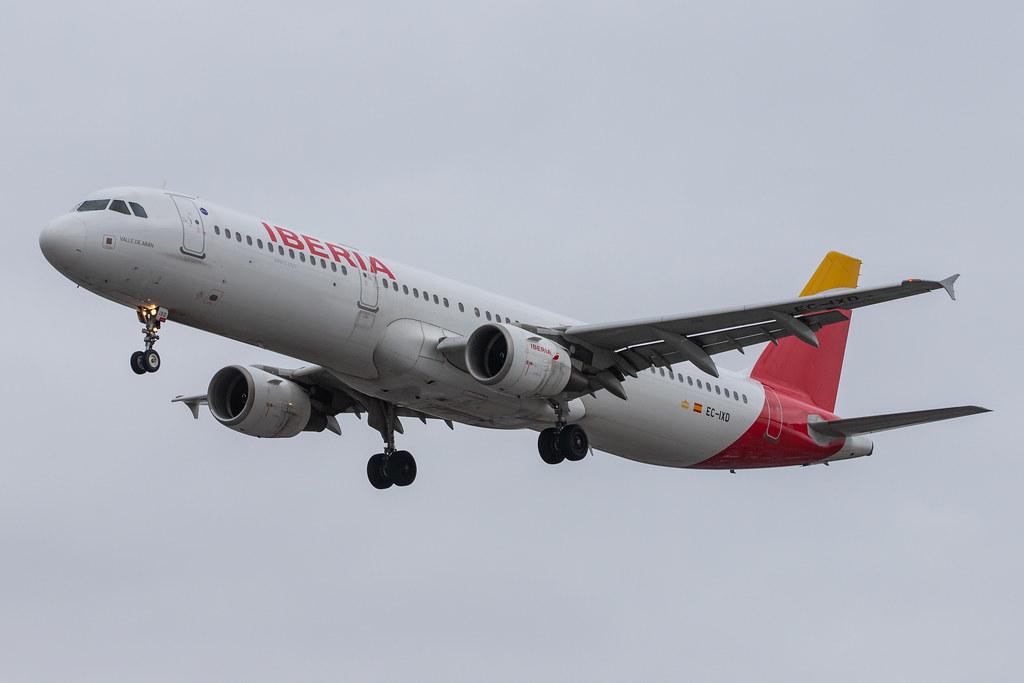 London Heathrow Airport: Iberia (IB / IBE) |  Airbus A321-212 A321 | EC-IXD | MSN 2220