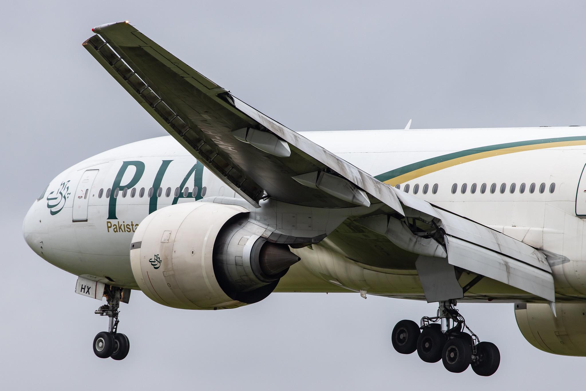 London Heathrow Airport: Pakistan International Airlines (PK / PIA) |  Boeing 777-240(ER) B772 | AP-BHX | MSN 35296