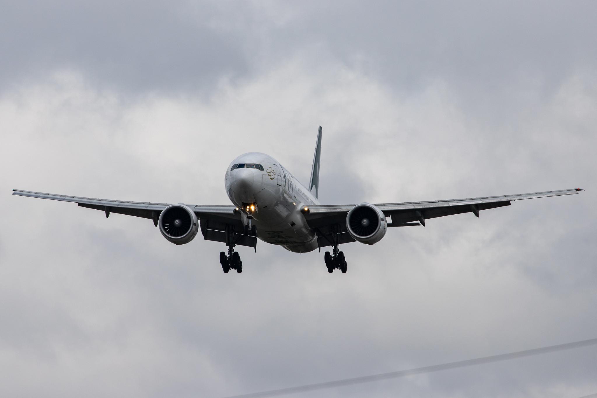 London Heathrow Airport: Pakistan International Airlines (PK / PIA) |  Boeing 777-240(ER) B772 | AP-BGJ | MSN 33775