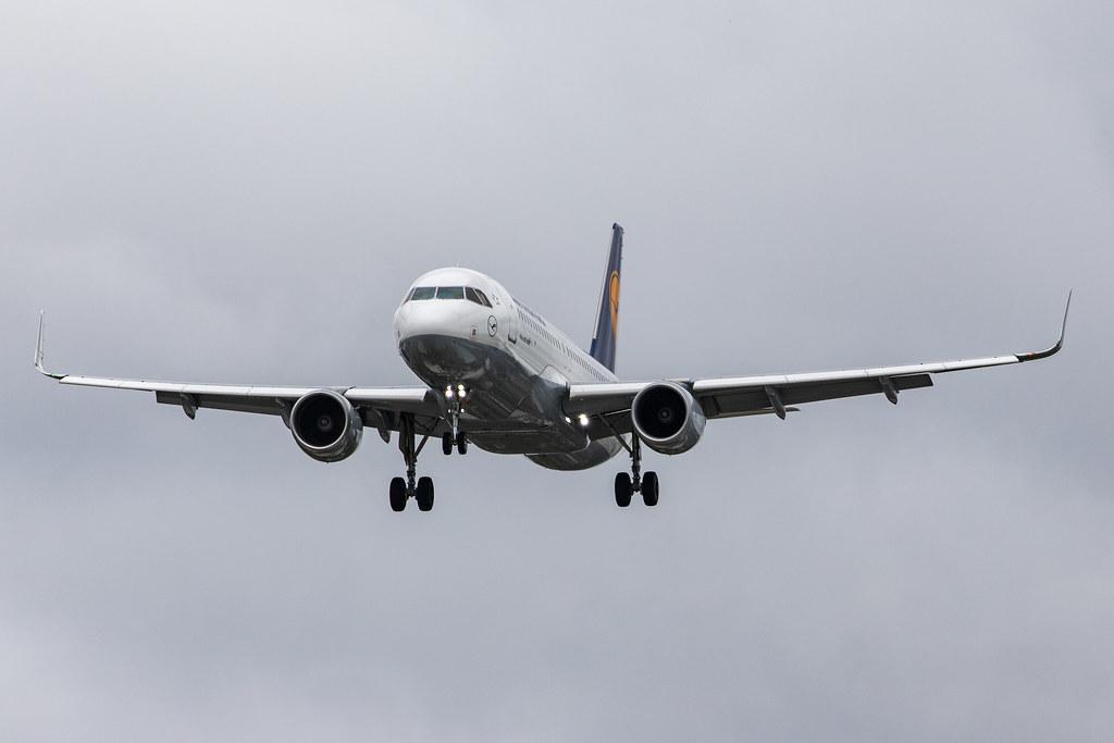 London Heathrow Airport: Lufthansa (LH / DLH) |  Airbus A320-214 A320 | D-AIUR | MSN 6985