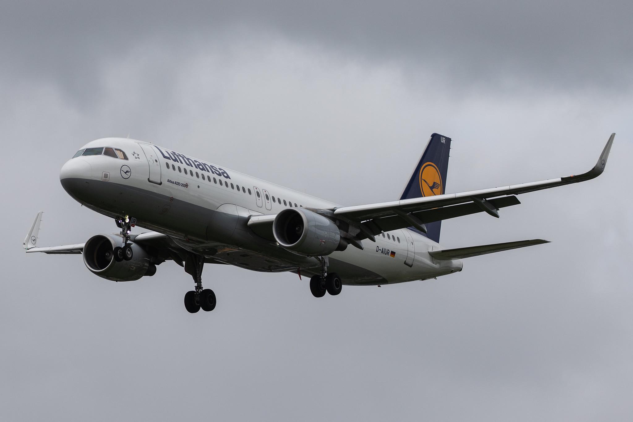 London Heathrow Airport: Lufthansa (LH / DLH) |  Airbus A320-214 A320 | D-AIUR | MSN 6985