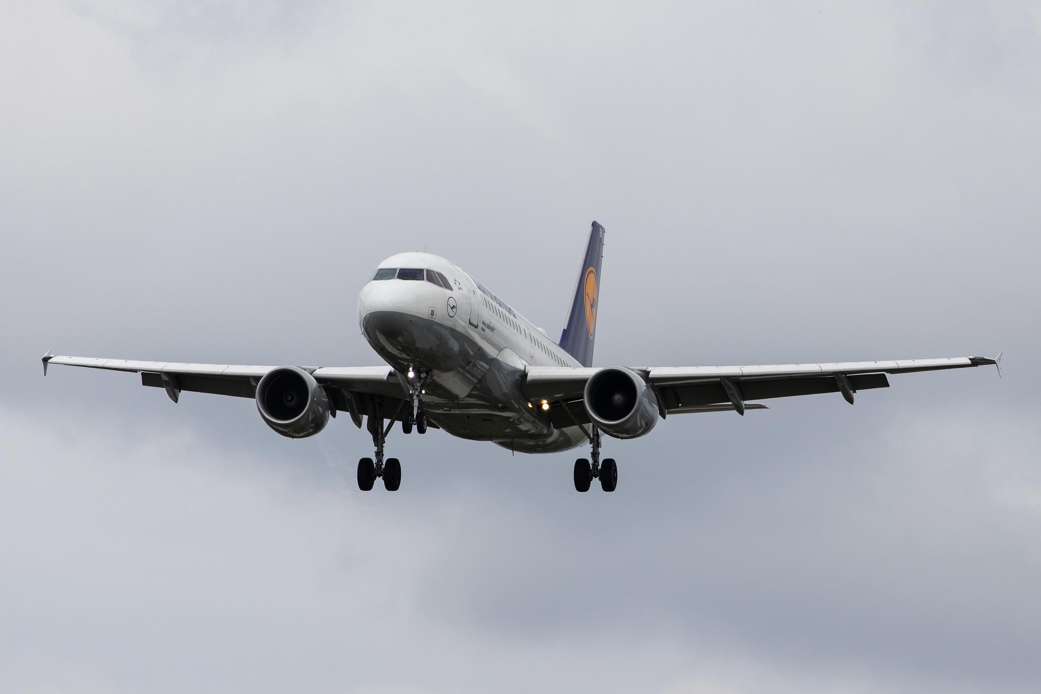 London Heathrow Airport: Lufthansa (LH / DLH) |  Airbus A319-112 A319 | D-AIBB | MSN 4182