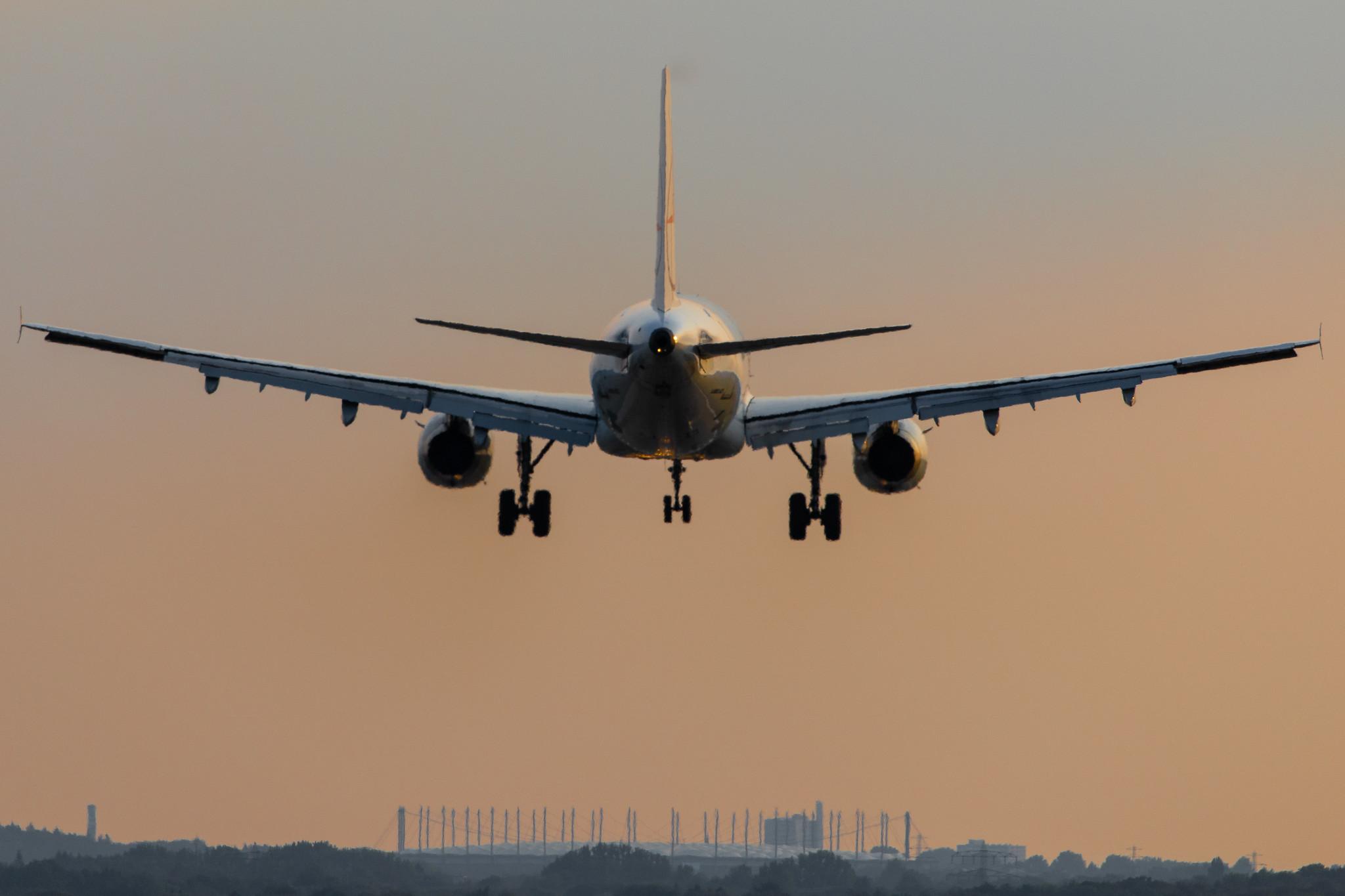 Hamburg Airport: Onur Air (8Q / OHY) | Operator: Avion Express |  Airbus A321-231 A321 | LY-NVQ | MSN 1946