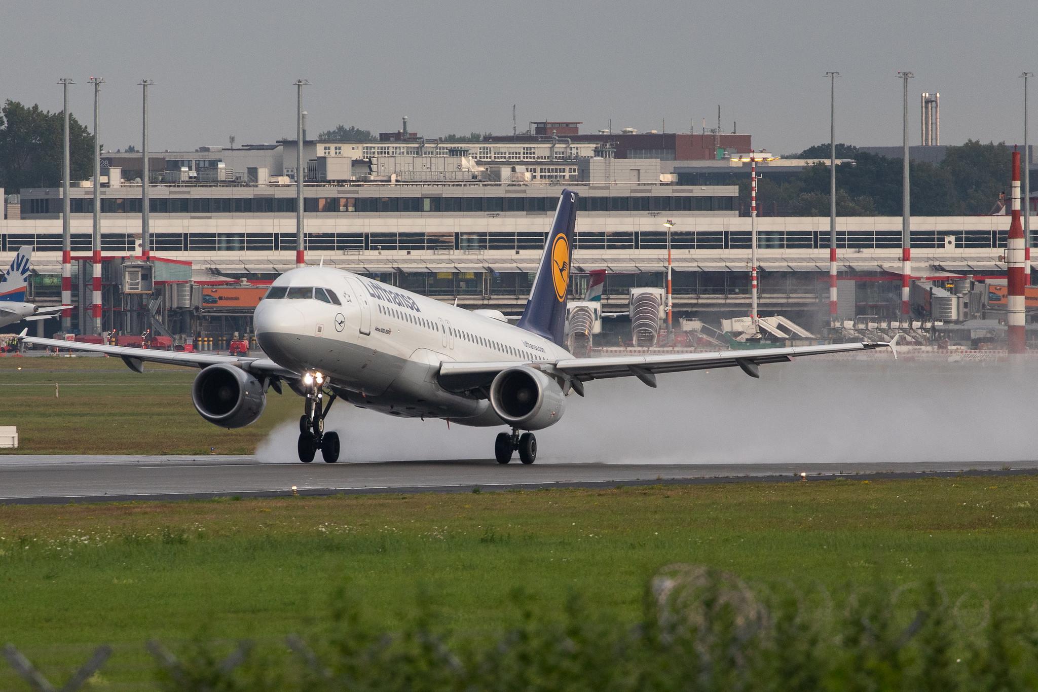 Hamburg Airport: Lufthansa (LH / DLH) |  Airbus A320-214 A320 | D-AIZO | MSN 5441