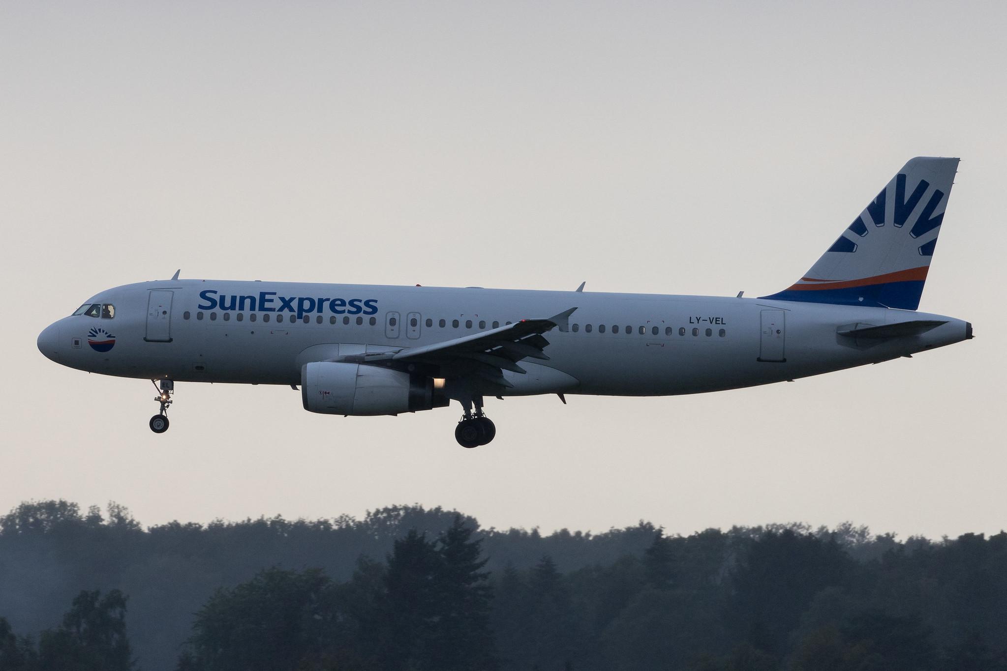 Hamburg Airport: SunExpress (XQ / SXS) | Operator: Avion Express |  Airbus A320-232 A320 | LY-VEL | MSN 1998