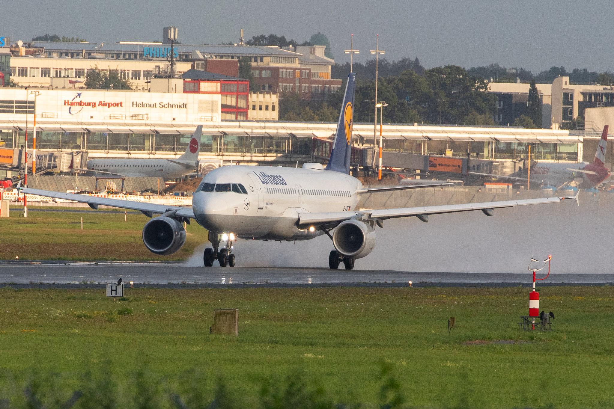 Hamburg Airport: Lufthansa (LH / DLH) |  Airbus A320-214 A320 | D-AIZF | MSN 4289