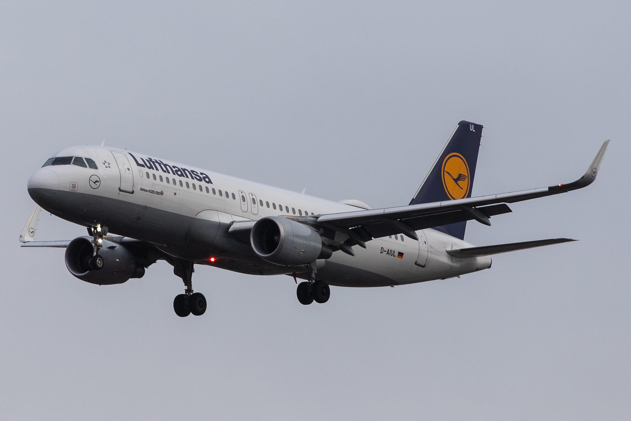 London Heathrow Airport: Lufthansa (LH / DLH) |  Airbus A320-214 A320 | D-AIUL | MSN 6521