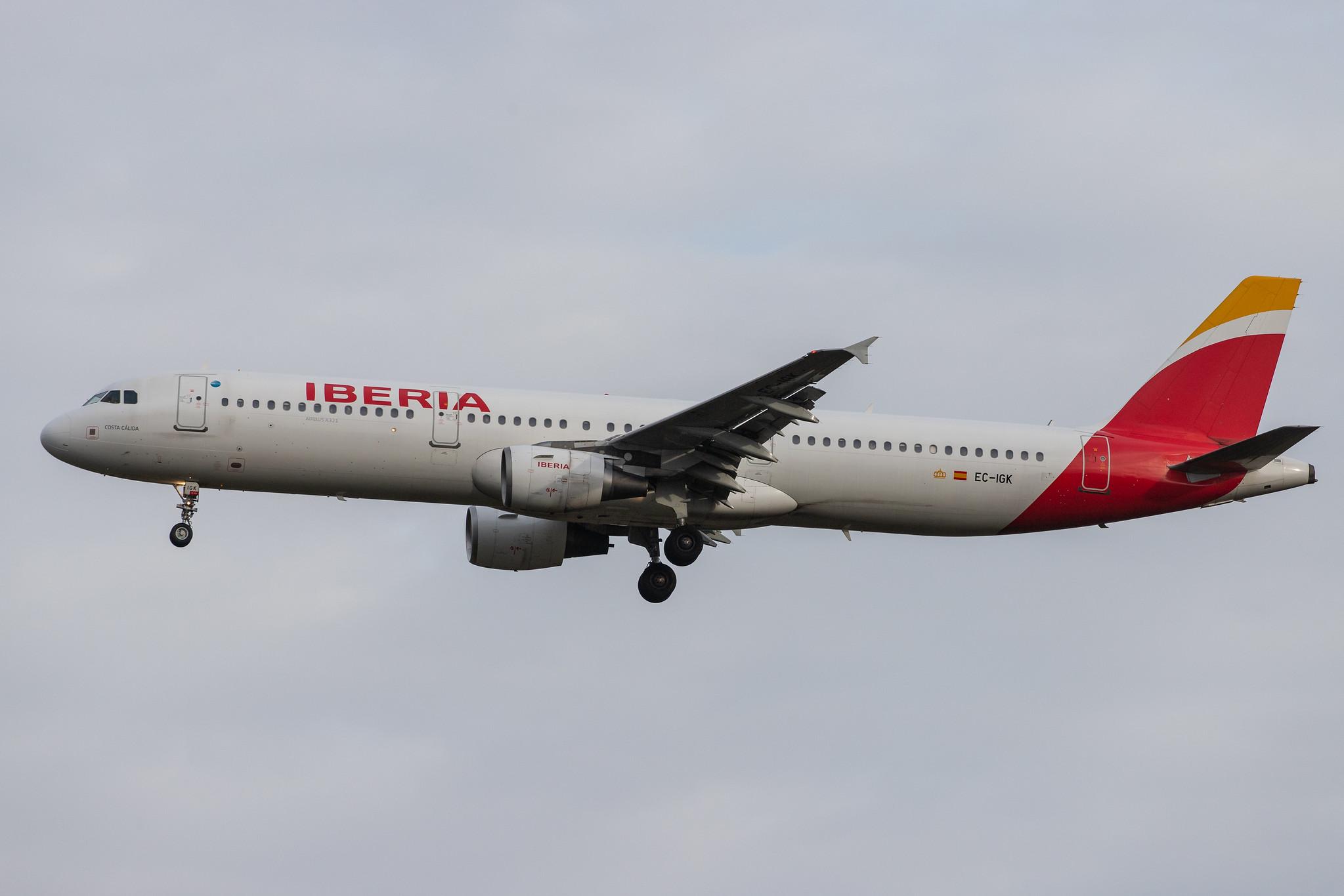 London Heathrow Airport: Iberia (IB / IBE) |  Airbus A321-213 A321 | EC-IGK | MSN 1572