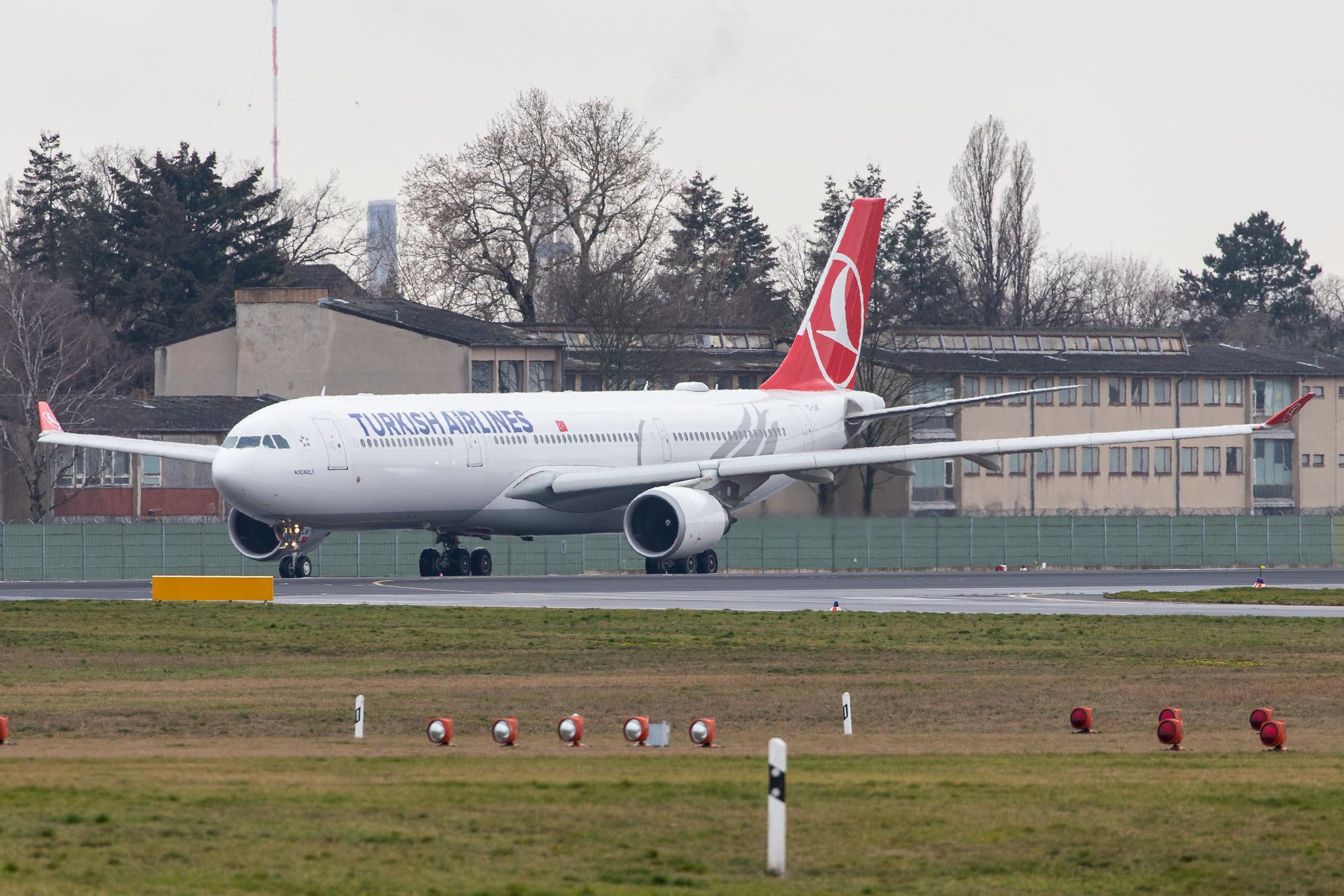 Flughafen Berlin Tegel (TXL): Turkish Airlines (TK / THY) |  Airbus A330-303 A333 | TC-LNF | MSN 1713