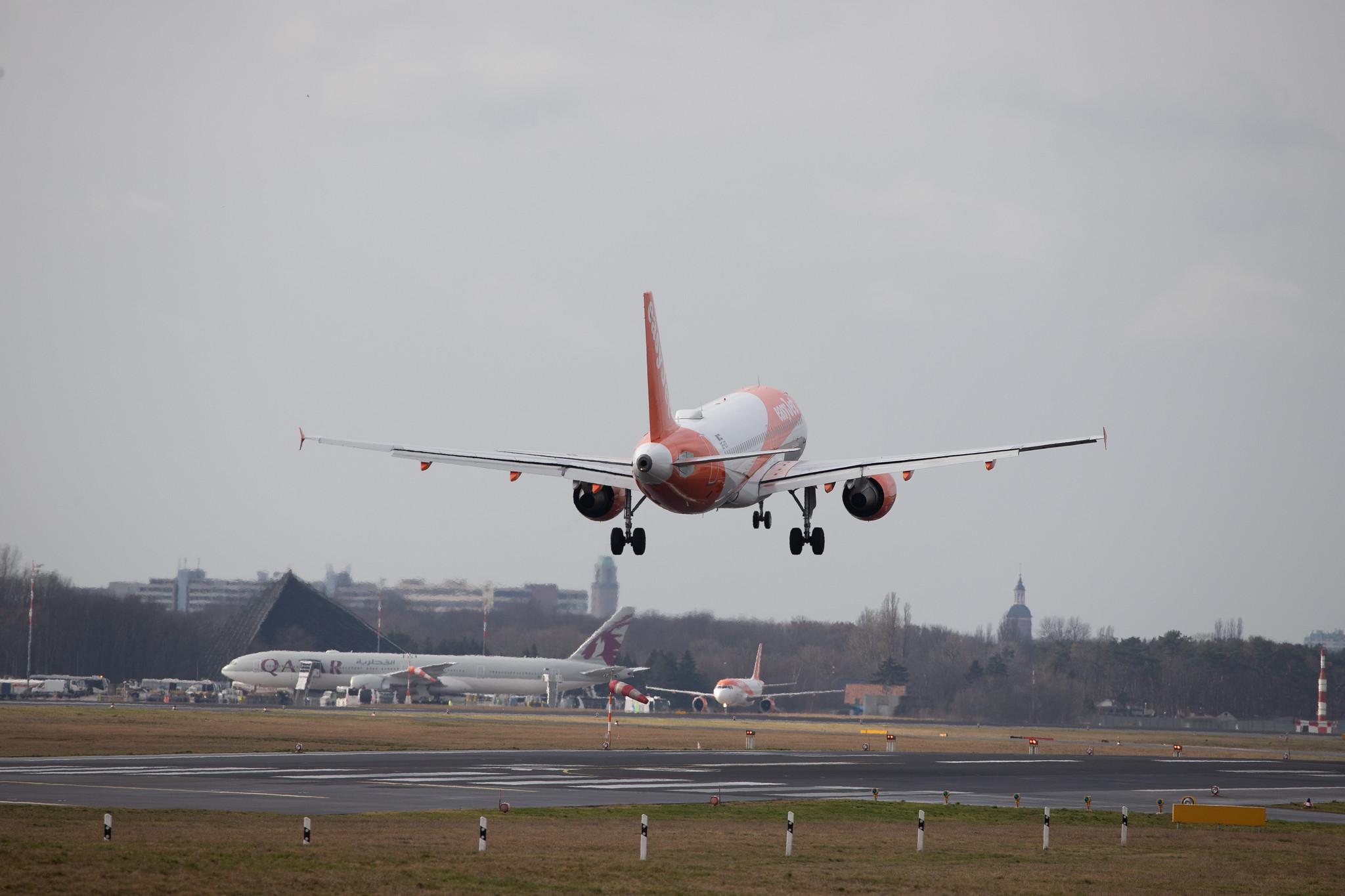 Flughafen Berlin Tegel (TXL): easyJet (U2 / EZY) | Operator: easyJet Europe |  Airbus A320-214 A320 | OE-IZS | MSN 3945