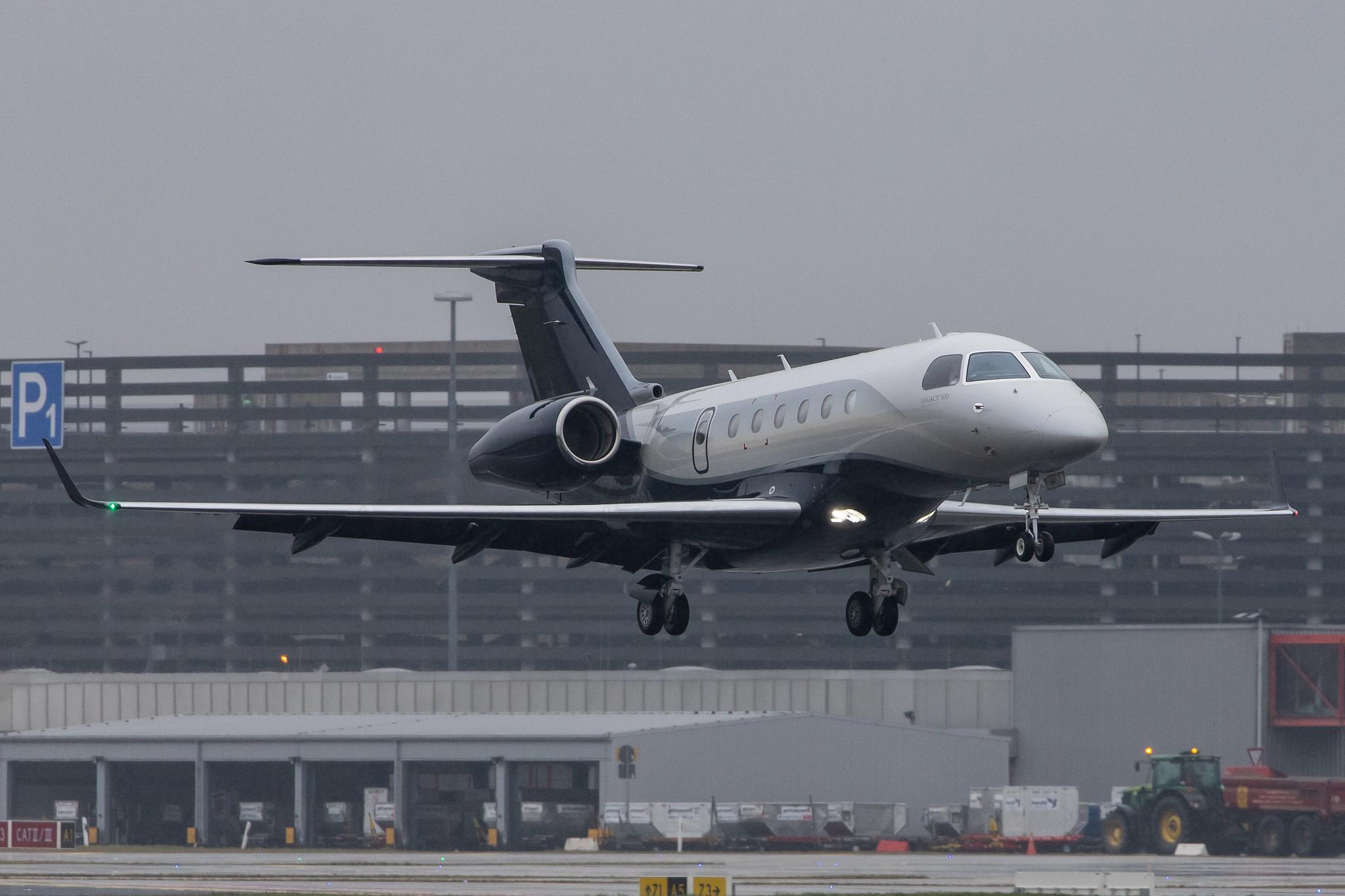 Hamburg Airport Apron: Centreline (/ CLF) |  Embraer Legacy 500 E550 | G-RORA | MSN 55000057