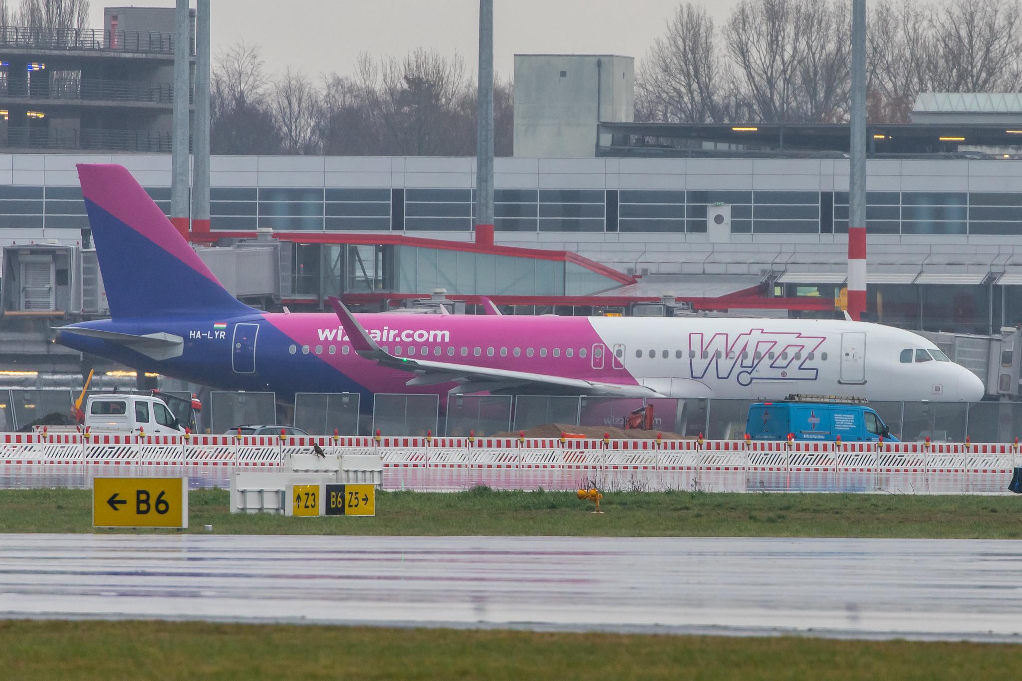 Hamburg Airport Apron: Wizz Air (W6 / WZZ) |  Airbus A320-232 A320 | HA-LYR | MSN 6631