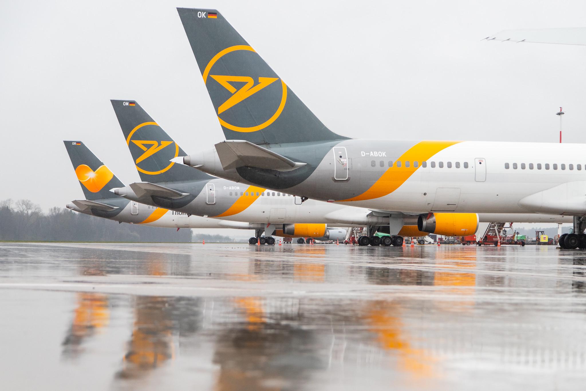 Hamburg Airport Apron: Condor (DE / CFG) |  Boeing 757-330 B753 | D-ABOK | MSN 29020