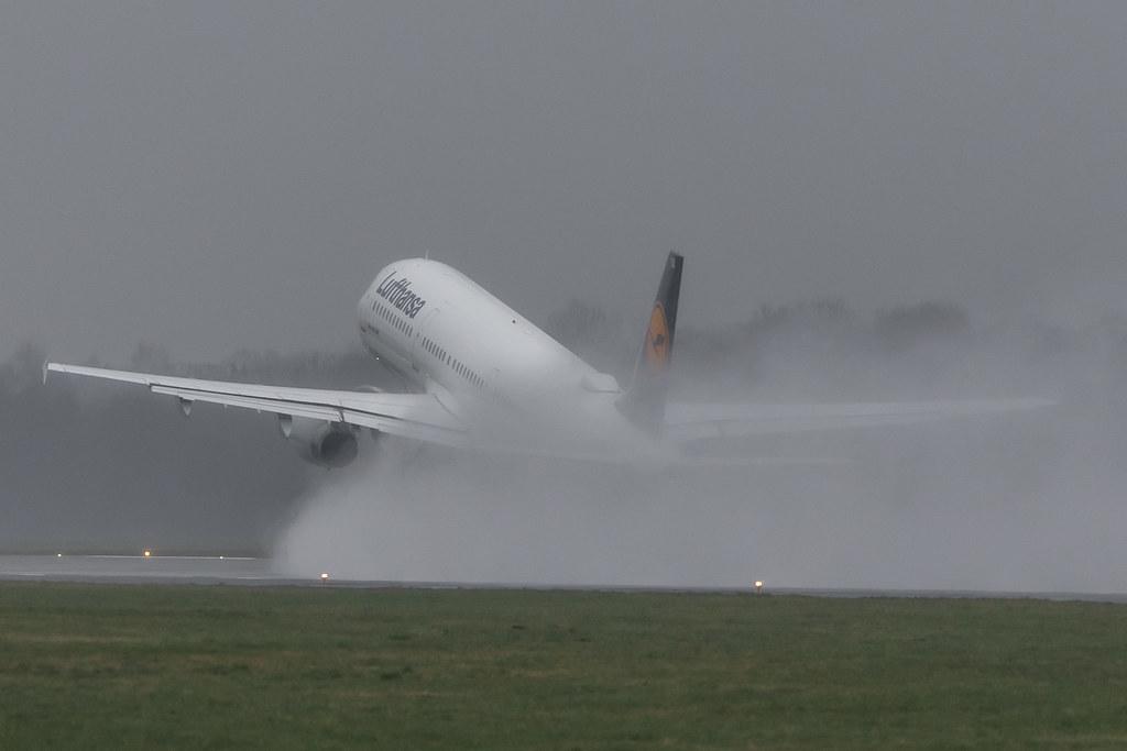 Hamburg Airport Apron: Lufthansa (LH / DLH) |  Airbus A321-231 A321 | D-AIDX | MSN 6451