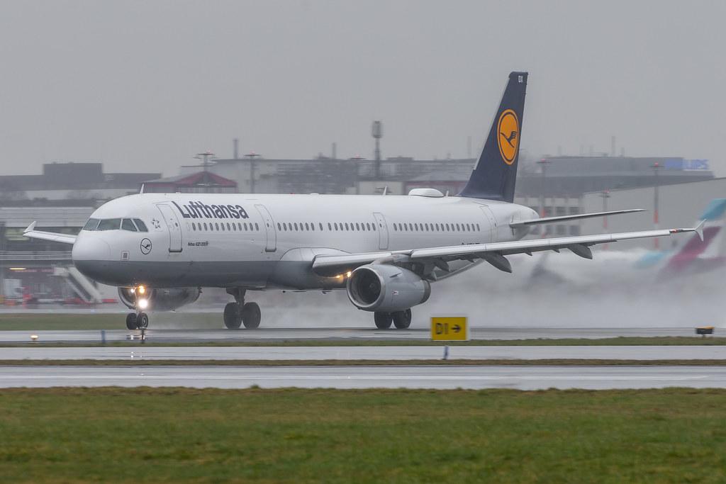 Hamburg Airport Apron: Lufthansa (LH / DLH) |  Airbus A321-231 A321 | D-AIDX | MSN 6451