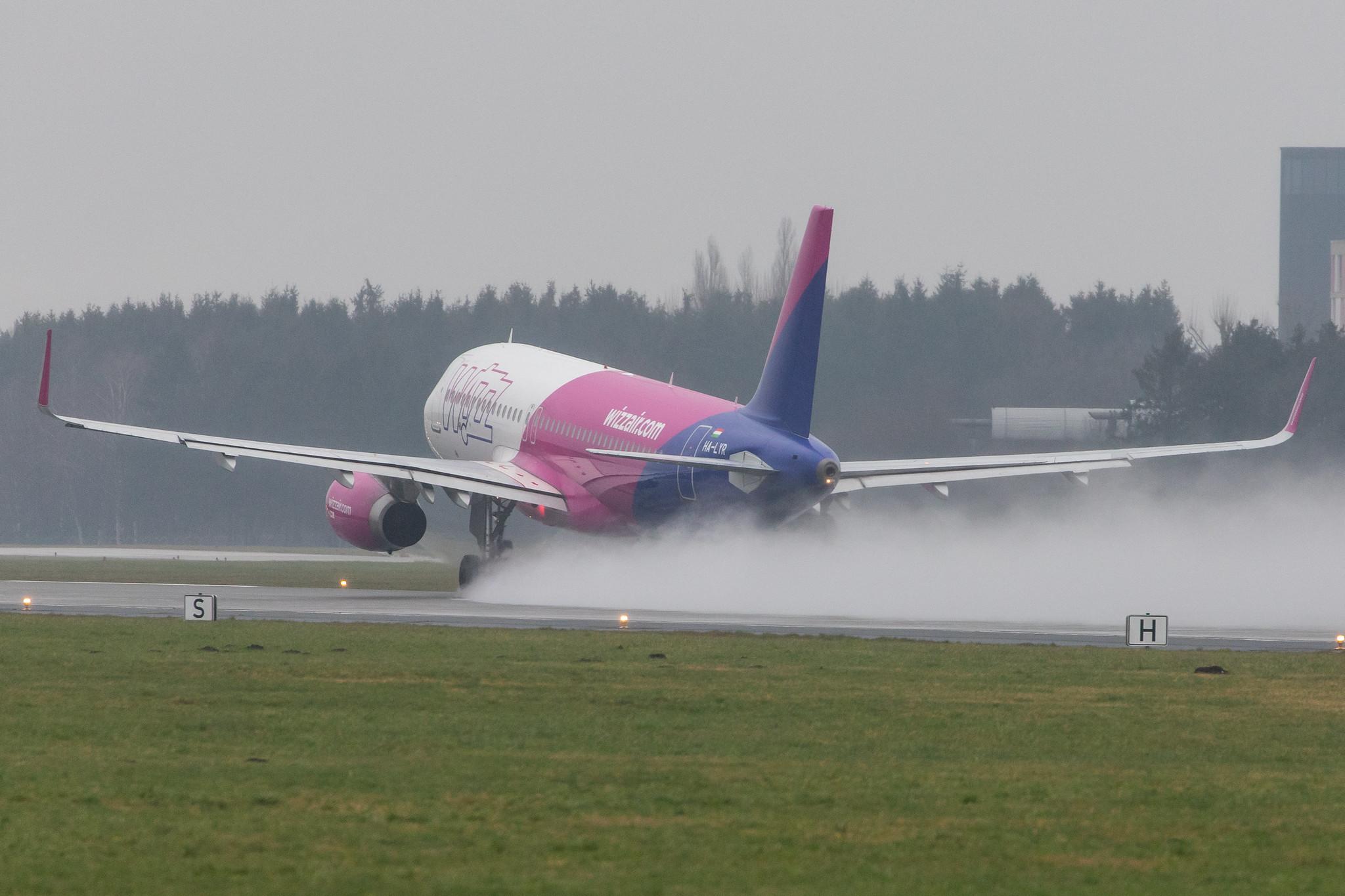 Hamburg Airport Apron: Wizz Air (W6 / WZZ) |  Airbus A320-232 A320 | HA-LYR | MSN 6631
