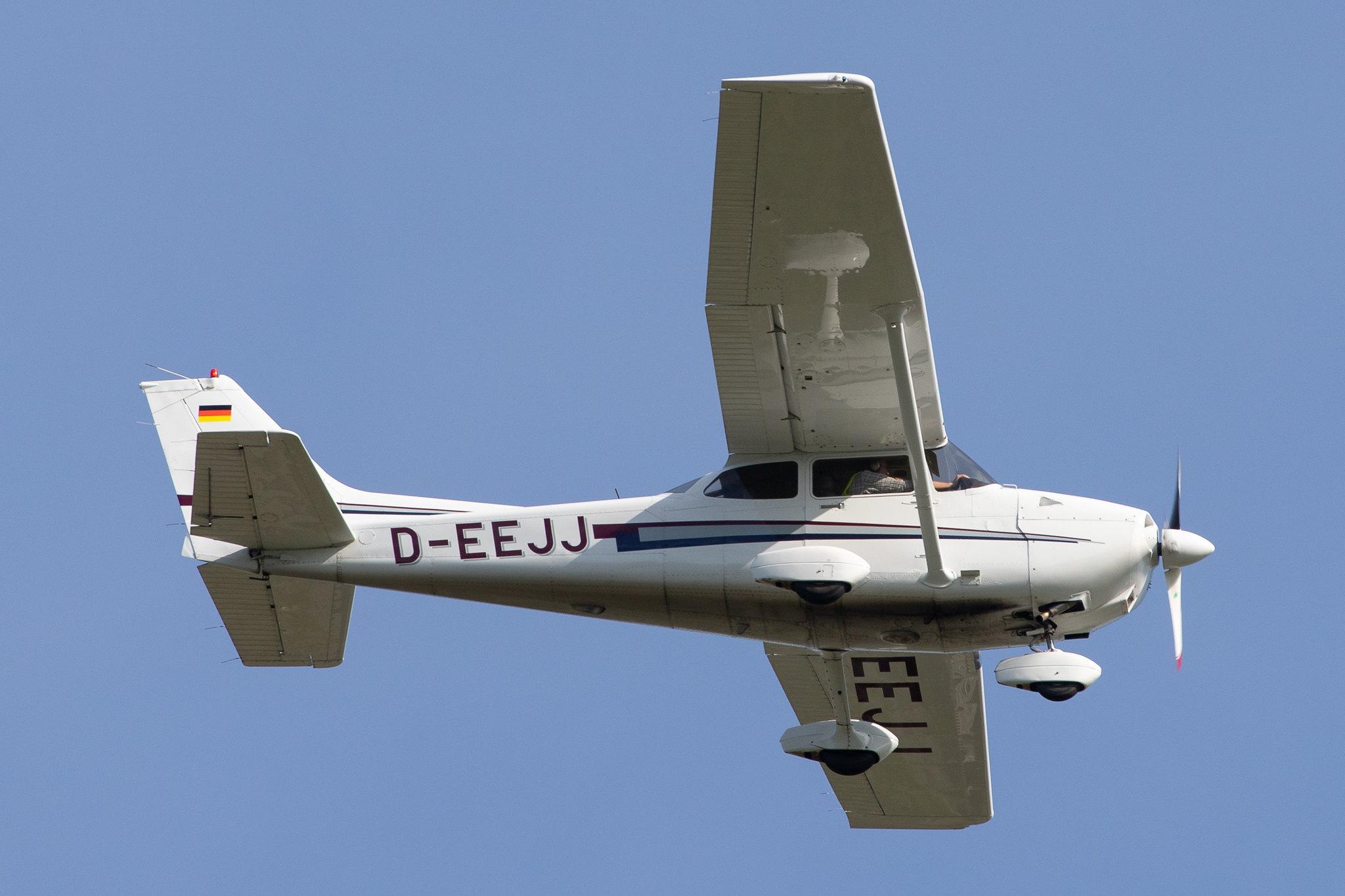 Hamburg Airport: Private owner |  Cessna 172R Skyhawk C172 | D-EEJJ | MSN 17280813