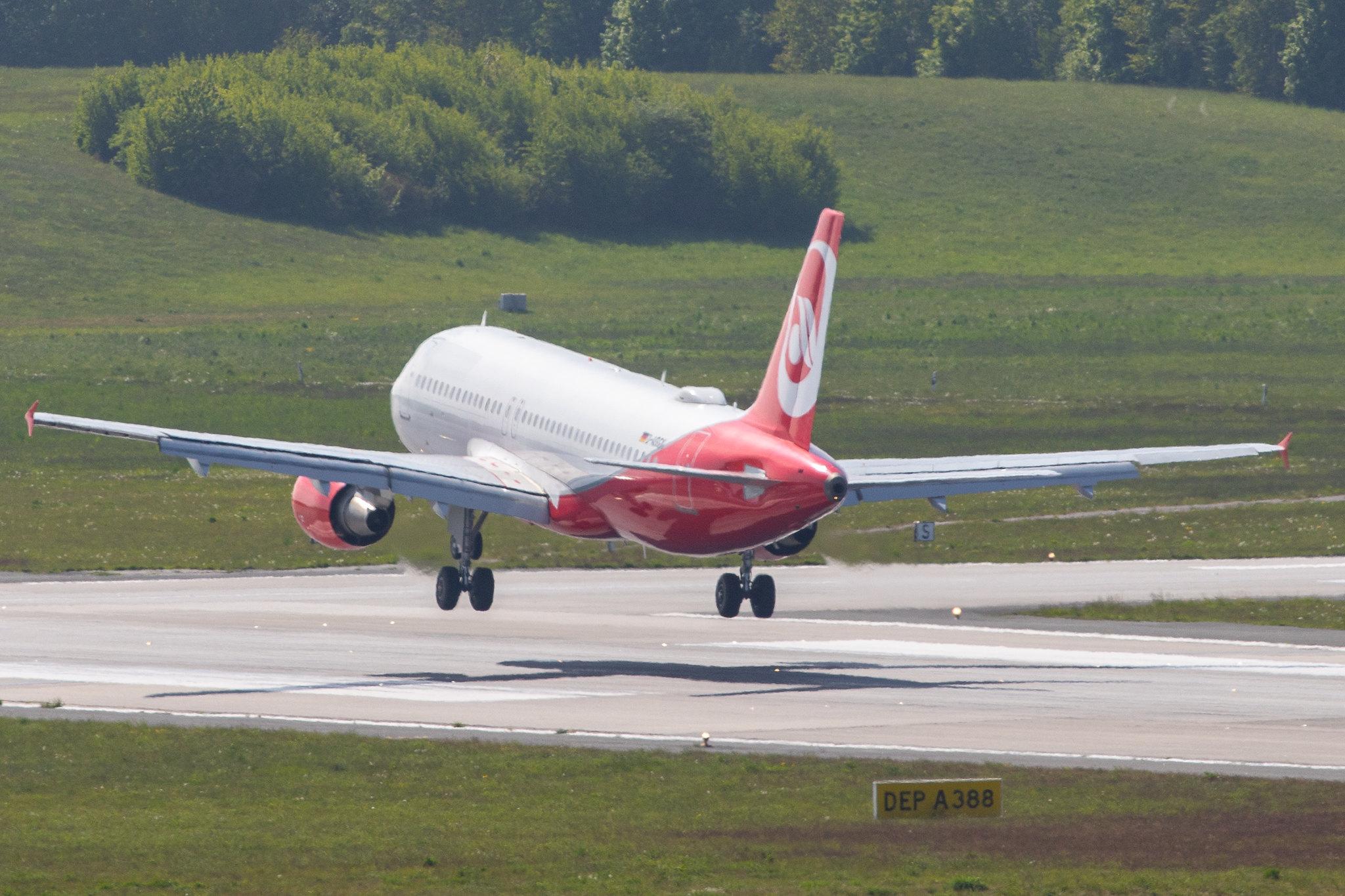 Hamburg Airport: Sundair (SR / SDR) |  Airbus A320-214 A320 | D-ASGK | MSN 2668 (ex airberlin)