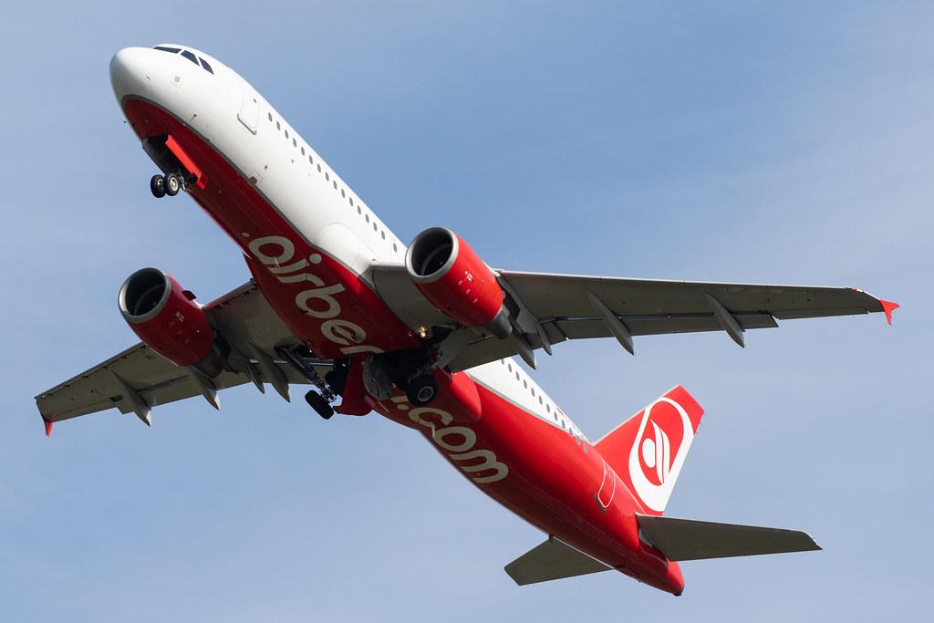 Hamburg Airport: Sundair (SR / SDR) |  Airbus A320-214 A320 | D-ASGK | MSN 2668 (ex airberlin)