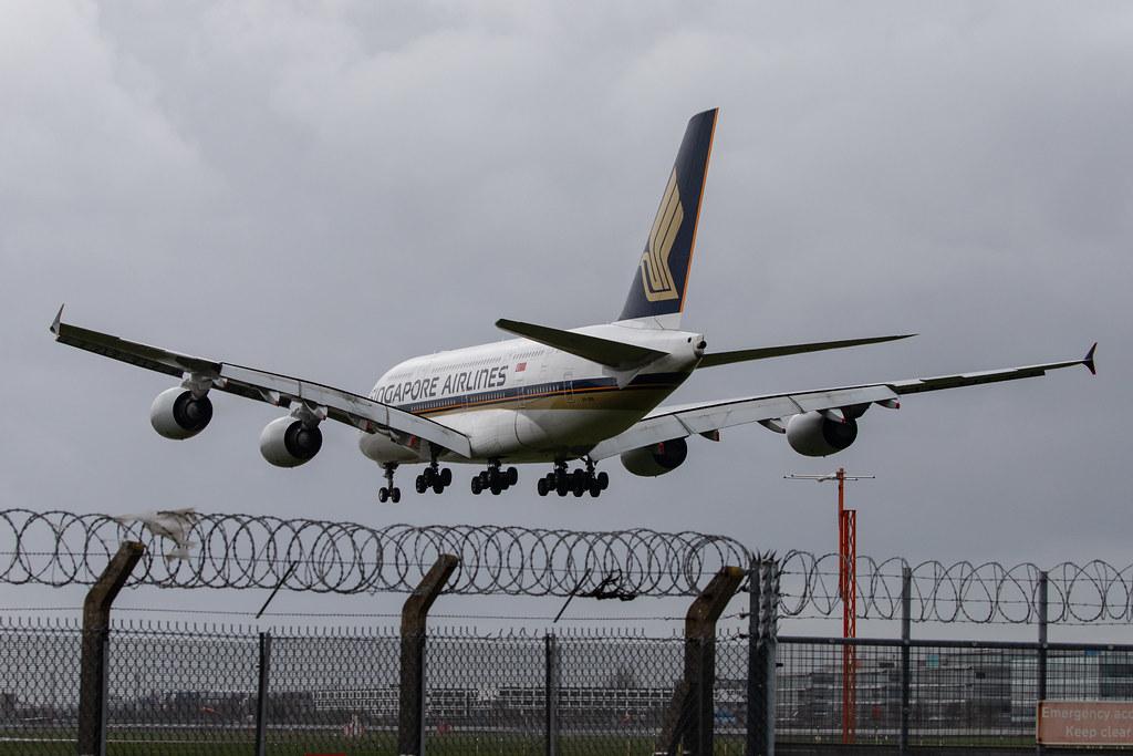 London Heathrow Airport: Singapore Airlines (SQ / SIA) |  Airbus A380-841 A388 | 9V-SKM | MSN 065
