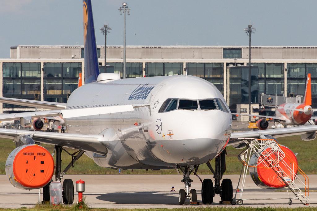 Flughafen Berlin Brandenburg: Geparkte Lufthansa-Maschinen bei Lufthansa Technik am BER
