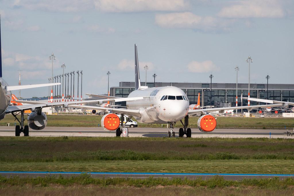Flughafen Berlin Brandenburg: Geparkte Lufthansa-Maschinen bei Lufthansa Technik am BER
