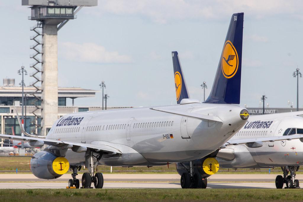 Flughafen Berlin Brandenburg: Geparkte Lufthansa-Maschinen bei Lufthansa Technik am BER