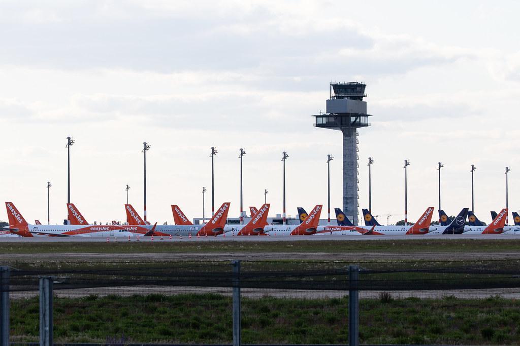 Flughafen Berlin Brandenburg: Geparkte Flugzeuge am BER