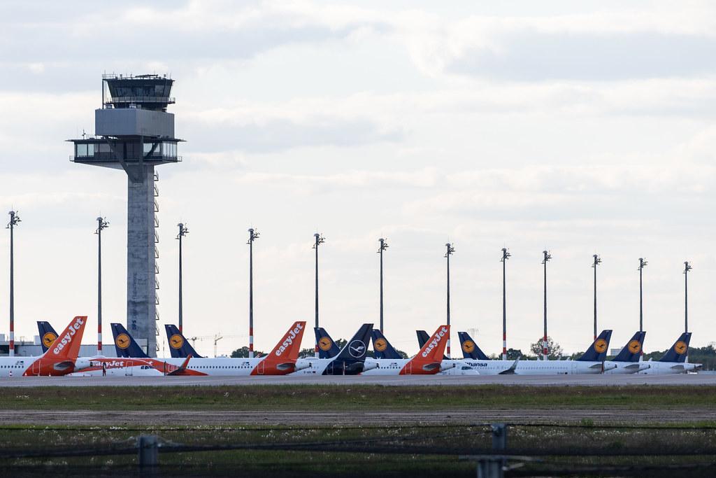 Flughafen Berlin Brandenburg: Geparkte Flugzeuge am BER