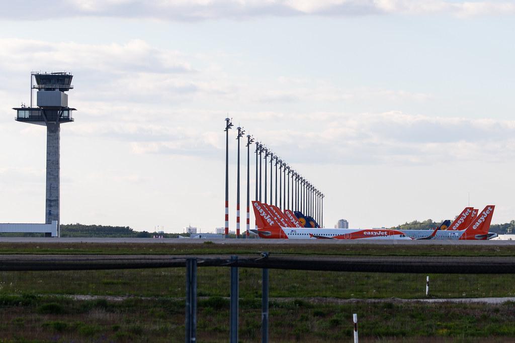 Flughafen Berlin Brandenburg: Geparkte easyJet-Maschinen auf dem Vorfeld des BER