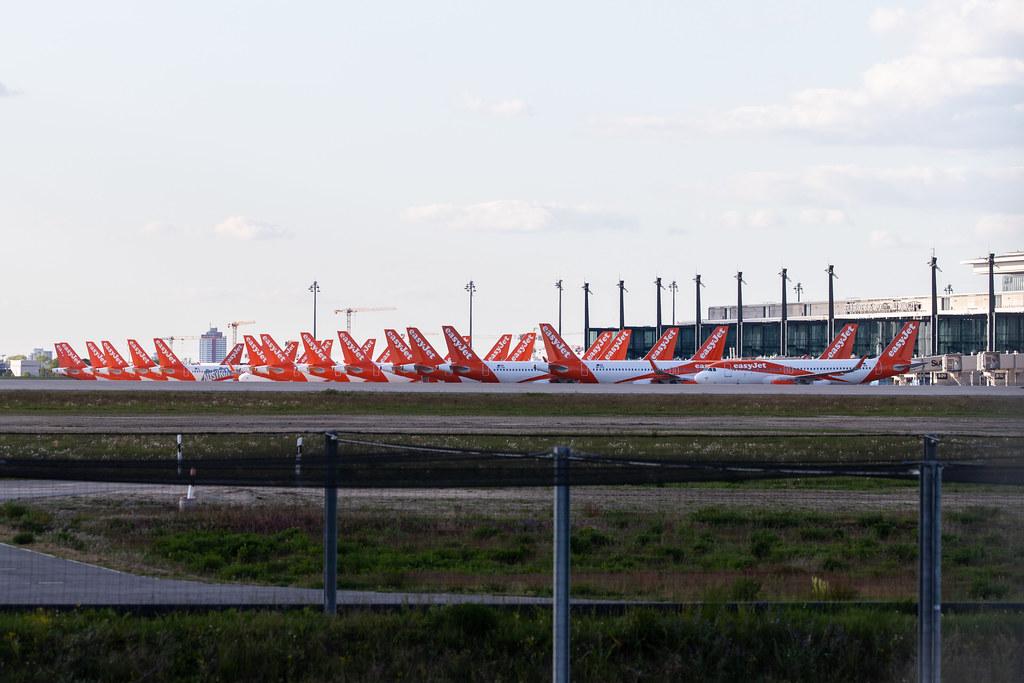 Flughafen Berlin Brandenburg: Geparkte easyJet-Maschinen auf dem Vorfeld des BER