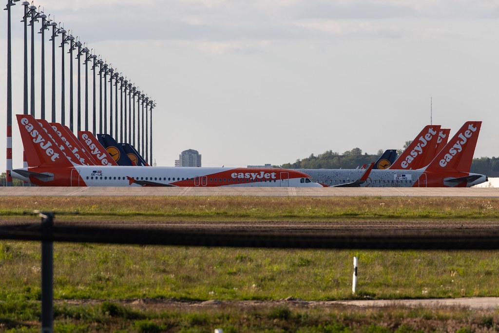 Flughafen Berlin Brandenburg: Geparkte easyJet-Maschinen auf dem Vorfeld des BER